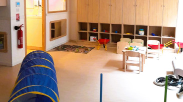 Salle d'activité avec des jeux pour enfants au sein de la crèche Babilou Clichy Barbusse