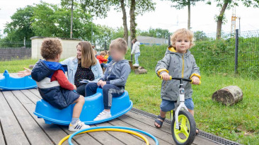 Enfants jouant dans l'espace extérieur de la crèche Babilou de Chateaubourg Cugnot