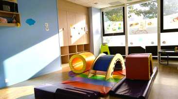 Espace baigné de lumière avec jeux de motricité au sein de la crèche Babilou Grenoble Schuman