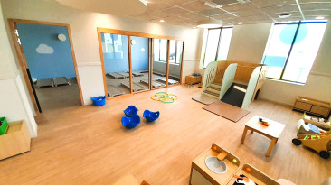 Espace de vie intérieur de la crèche Babilou Clamart Serpis