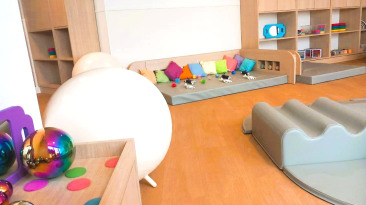 Différents pôle de jeux au sein de la crèche Babilou Clichy Liberté