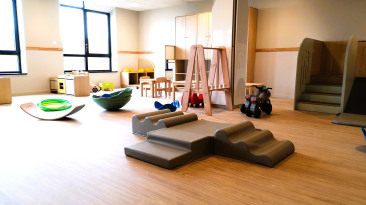 Vue d'ensemble de la salle d'éveil au sein de la crèche Babilou Pacé Trieux 