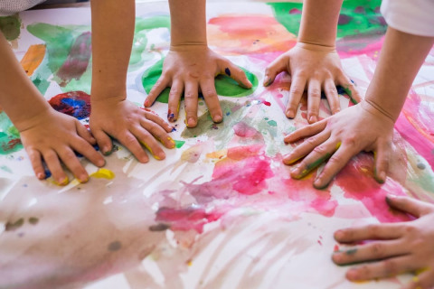 Laboratoire Pour Enfants. Atelier De Peinture, Les Mains Tiennent