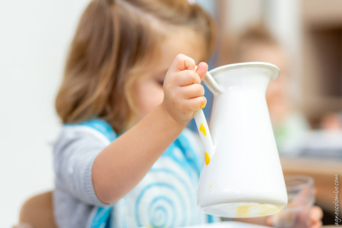 Oui vous pouvez mettre de l'eau du robinet dans le biberon de votre  tout-petit.