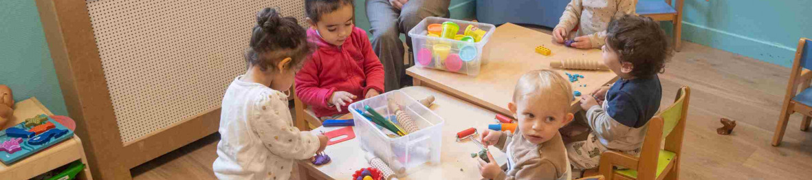 035 - Babilou Le Plessis Herriot activité autour d'une table avec des enfants