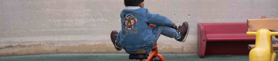 035 - Babilou Le Plessis Herriot petit garçon sur un vélo dehors