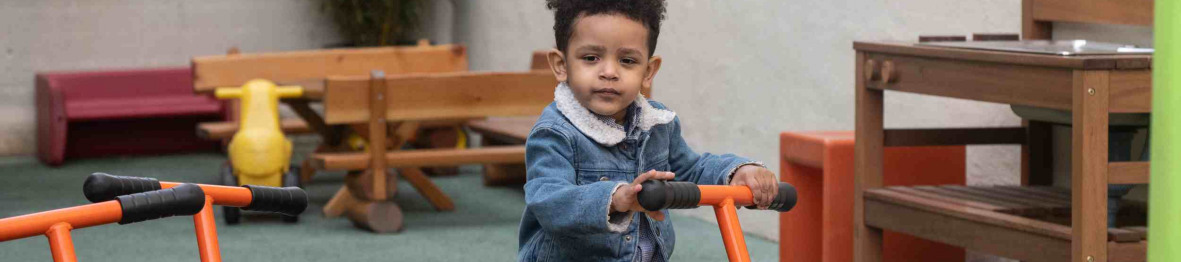 035 - Babilou Le Plessis Herriot petit garçon sur un vélo 