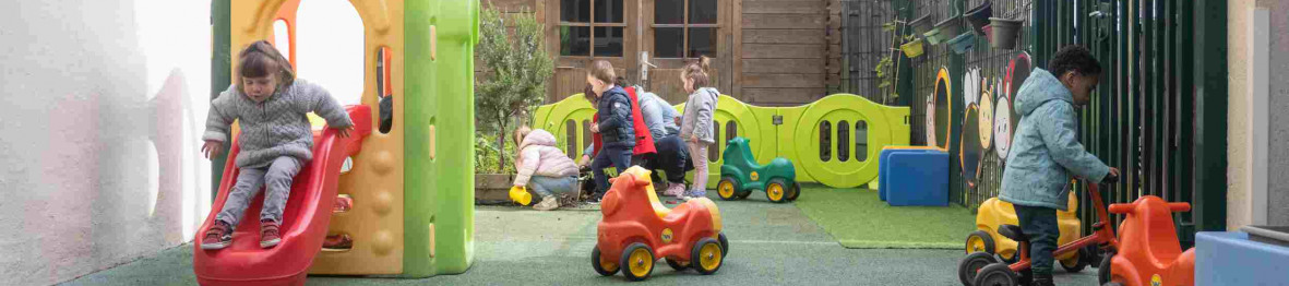 035 - Babilou Le Plessis Herriot enfants qui jouent en extérieur