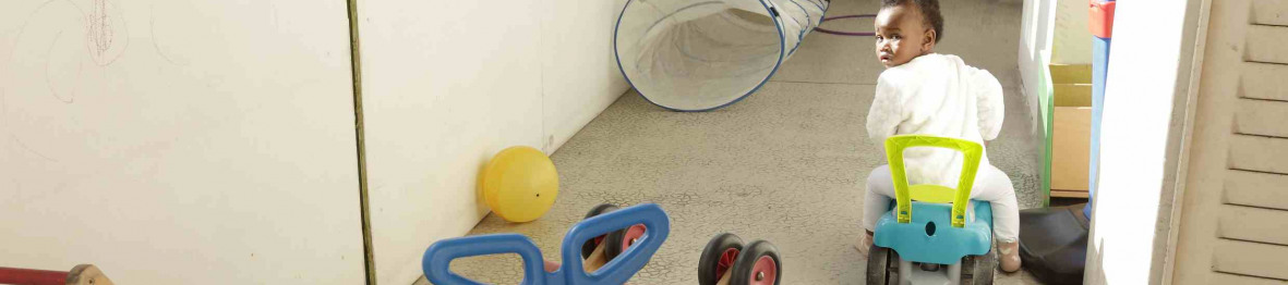 099 - Babilou Lafayette Microsphère enfant sur un trotteur en extérieur