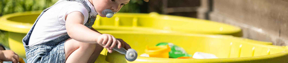 181 - Babilou Saint-Gervais Le Fayet petit garçon qui joue en extèrieur