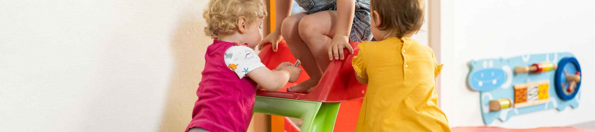 181 - Babilou Saint-Gervais Le Fayet enfants sur un tobogan en intérieur