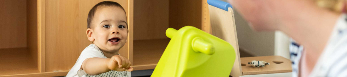 181 - Babilou Saint-Gervais Le Fayet tout-petit qui sourit à une professionnelle