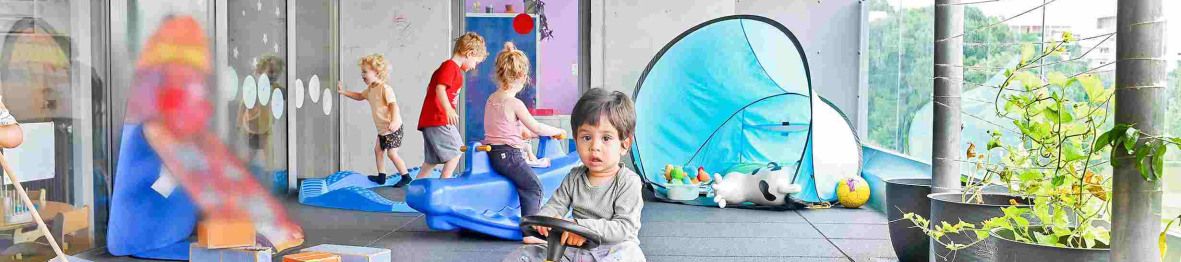 581 - Babilou Montpellier Nuage enfants qui jouent sur le balcon