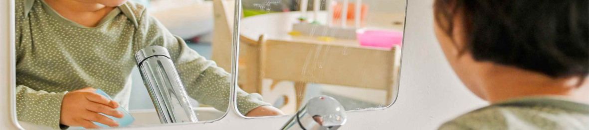 581 - Babilou Montpellier Nuage petit garçon qui se lave les mains