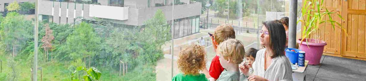 581 - Babilou Montpellier Nuage enfants avec une professionnelle sur le balcon
