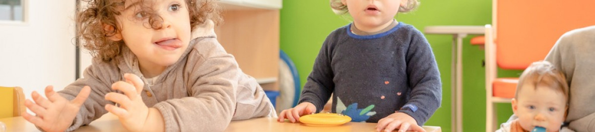 photo enfants autour d'une table