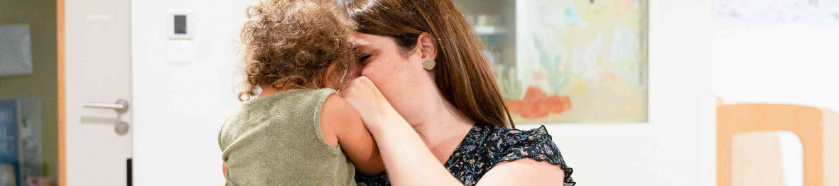 631 - Babilou Bordeaux Douet moment d'affection professionnelle et bébé