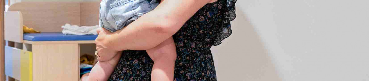 631 - Babilou Bordeaux Douet professionnelle avec un bébé dans les bras