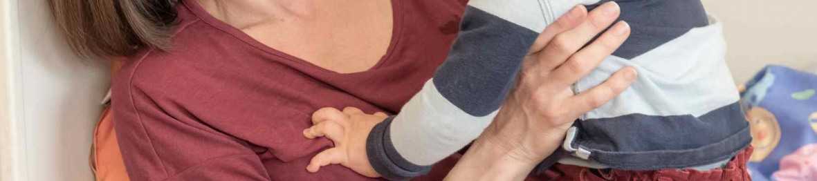 668 - Babilou Boulogne Gallieni 85 interaction petit garçon avec une professionnelle