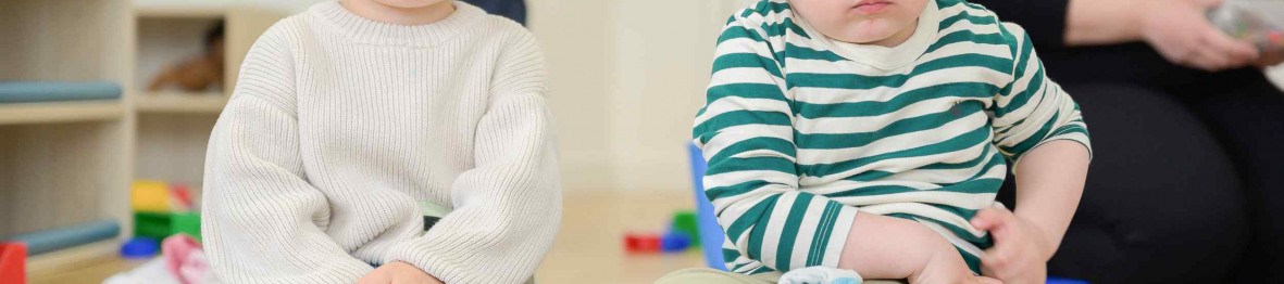 676 - Babilou Paris Ternes deux petits garçons avec leurs doudous