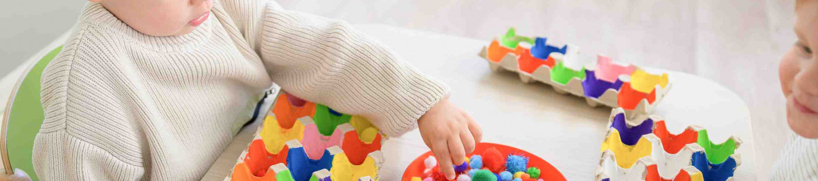 676 - Babilou Paris Ternes activité association de couleurs avec des ponpons