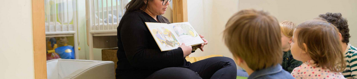 676 - Babilou Paris Ternes coin lecture avec des enfants