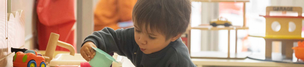 469 - Babilou Suresnes Gallieni petit garçon qui joue à la dinette