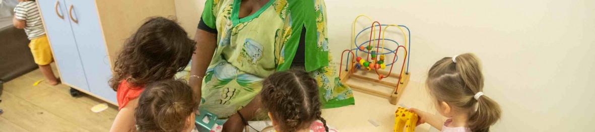 469 - Babilou Suresnes Gallieni professionnelle qui raconte une histoire aux enfants