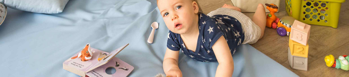 018 - Babilou Poissy Gambetta - tout-petit dans une crèche avec des livres