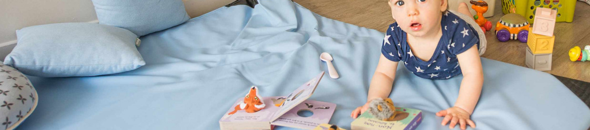 018 - Babilou Poissy Gambetta - tout-petit dans une crèche avec des livres