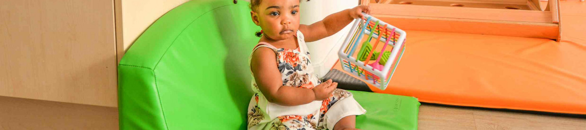 018 - Babilou Poissy Gambetta - petit fille avec un livre