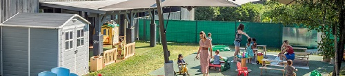 104 - Babilou Seynod Montaigne - groupe d'enfants dans  le jardin