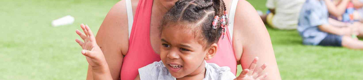 123 - Babilou Vallauris Souvenir Français - professionnelle avec une petite fille