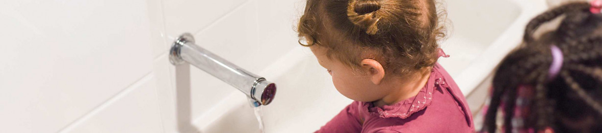 123 - Babilou Vallauris Souvenir Français - petite fille qui se lave les mains