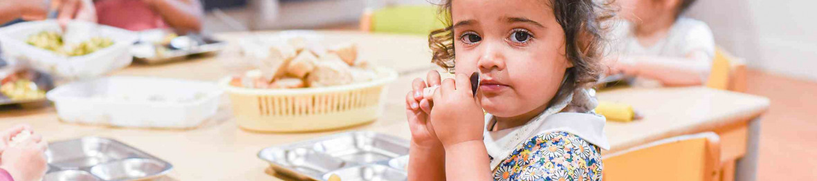 123 - Babilou Vallauris Souvenir Français - petite fille au moment du repas