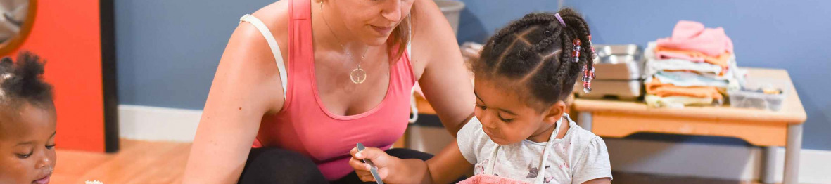 123 - Babilou Vallauris Souvenir Français - professionnelle avec une petite fille pendant le repas