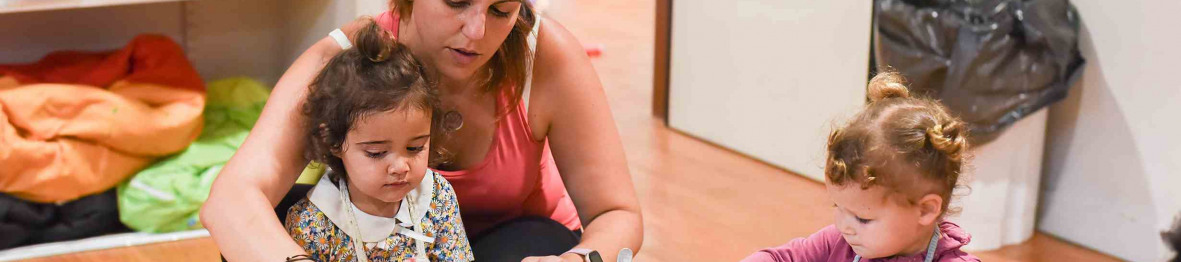 123 - Babilou Vallauris Souvenir Français - groupe d'enfants pendant le repas