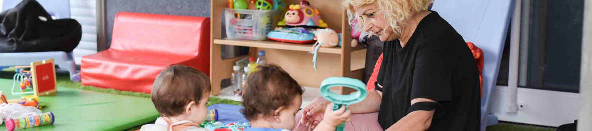 123 - Babilou Vallauris Souvenir Français - enfants avec une professionnelle