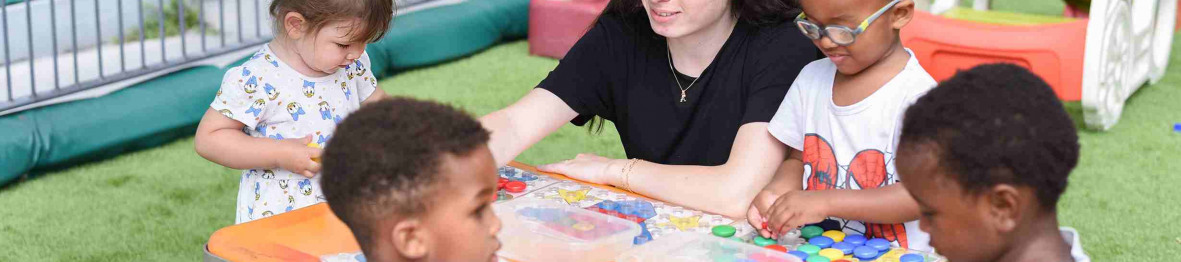 123 - Babilou Vallauris Souvenir Français - groupe d'enfants pendant une activité