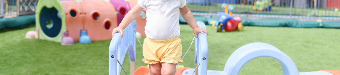 123 - Babilou Vallauris Souvenir Français - petite fille sur un parcours de motricité