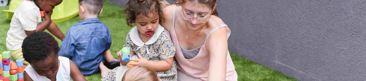 123 - Babilou Vallauris Souvenir Français - groupe d'enfants avec une professionnelle