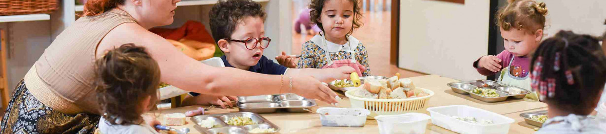 123 - Babilou Vallauris Souvenir Français - groupe d'enfants pendant le repas
