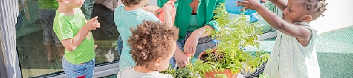 152 - Babilou Les Muraux Foch - groupe d'enfant qui arrosent des plantes