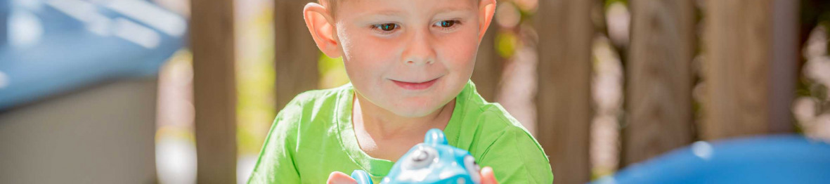 152 - Babilou Les Muraux Foch - petit garçon dehors