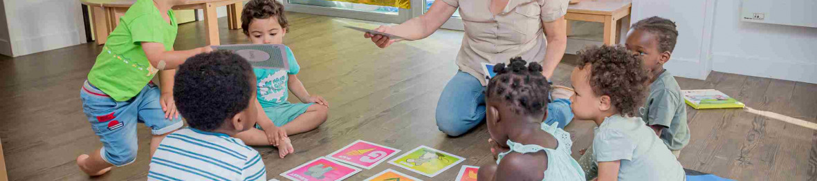 152 - Babilou Les Muraux Foch - professionnelle avec un groupe d'enfants