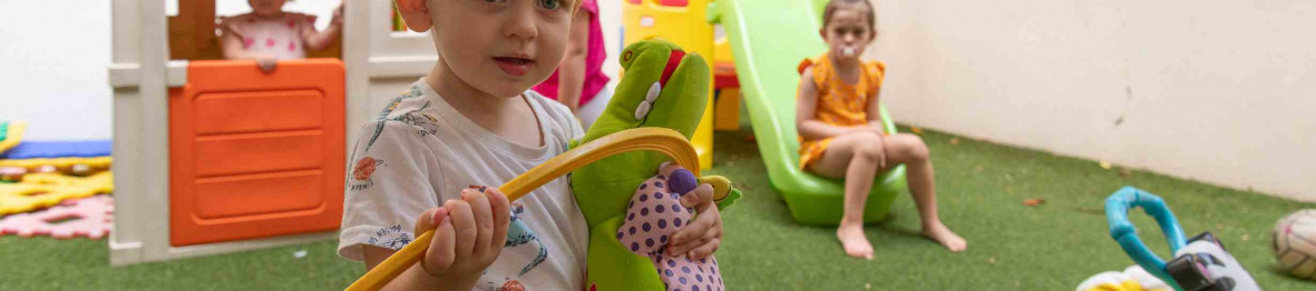 242 - Babilou Nice Meyerbeer - petit garçon dehors avec un cerceau