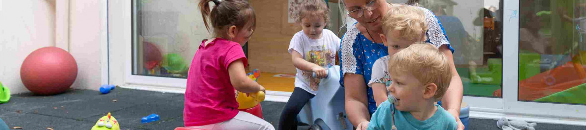242 - Babilou Nice Meyerbeer - groupe d'enfant dans le jardin