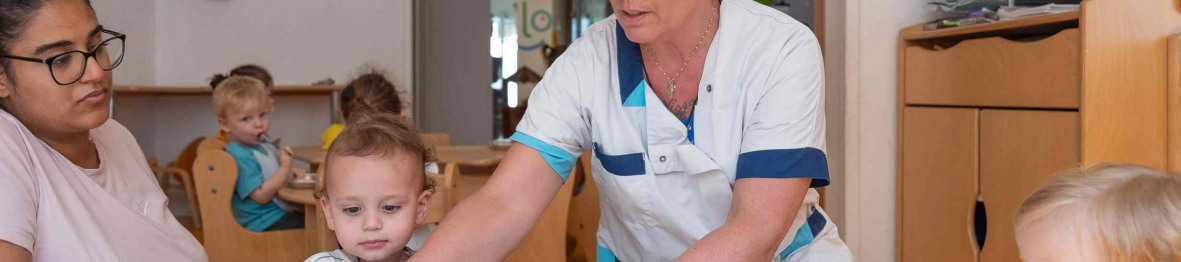 242 - Babilou Nice Meyerbeer - professionnelle avec des enfants pendant le repas