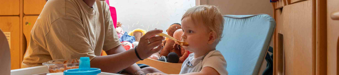 242 - Babilou Nice Meyerbeer - professionnelle qui donne à manger à un tout-petit