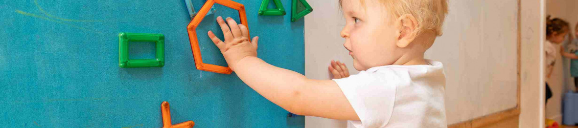 242 - Babilou Nice Meyerbeer - petit garçon qui joue